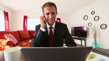 Beyaz adam üstünde laptop çalışma ve evde Evet