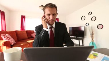 Beyaz adam üstünde laptop çalışma ve evde Evet