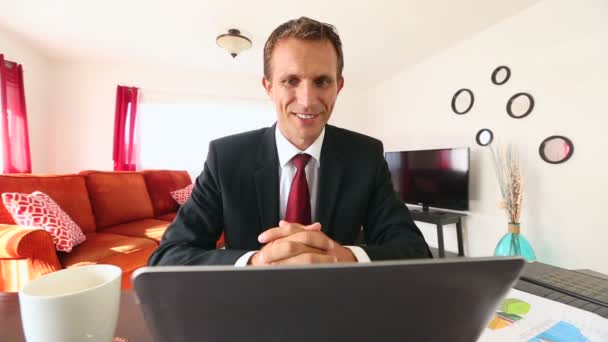 Un giovane uomo d'affari è impegnato in una videochiamata con un cliente a casa — Video Stock
