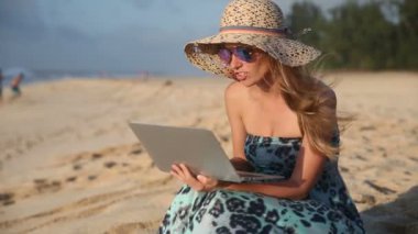 Adam kadına Sunset Beach için teklif