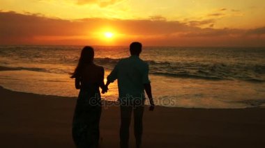 Adam kadına Sunset Beach için teklif