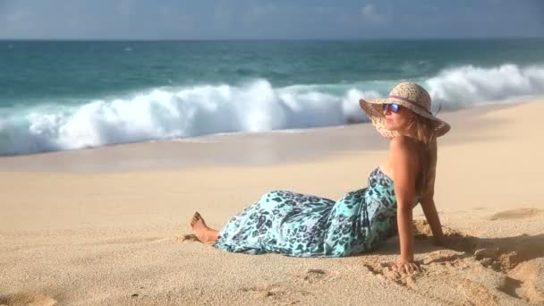 Людина запропонували жінка в Sunset Beach — стокове відео