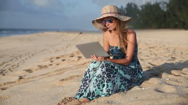 Man stelt Woman at Sunset Beach — Stockvideo