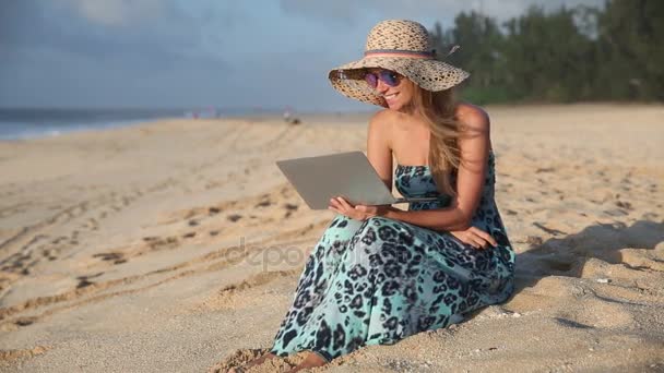男人向女人在日落海滩求婚 — 图库视频影像