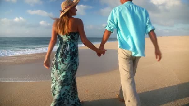 Мужчина делает предложение женщине на пляже Сансет — стоковое видео