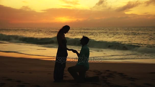Hombre proponiendo a la mujer en Sunset Beach — Vídeo de stock
