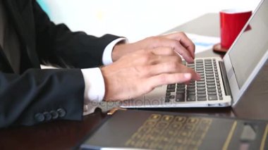 hesap makinesi ve dizüstü bilgisayar kullanarak iş adamı