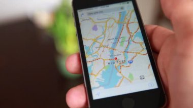 Akıllı Telefondaki Google Haritaları Kullanılarak Ellerin Yakınlaştırılması