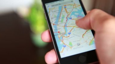 Akıllı Telefondaki Google Haritaları Kullanılarak Ellerin Yakınlaştırılması