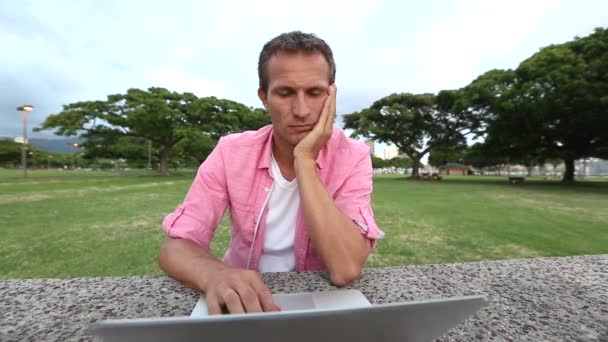 Cansado homem com laptop tendo dor de cabeça — Vídeo de Stock