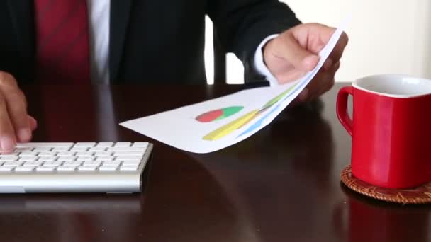 Businessman working on laptop at home — Stock Video