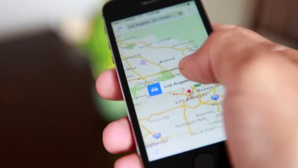 Primer plano de las manos utilizando mapas de Google en el teléfono inteligente — Vídeos de Stock