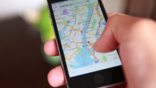Primer plano de las manos utilizando mapas de Google en el teléfono inteligente — Vídeos de Stock