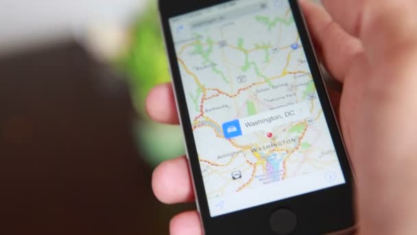 Detailní záběr rukou pomocí Google Maps v chytrém telefonu — Stock video