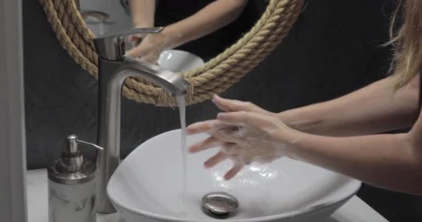 Kvinna Tvätta Händerna Det Bästa Sättet Coronavirus Skölj Vatten Gnugga — Stockvideo
