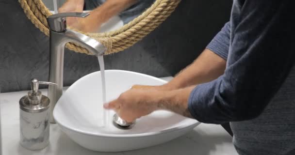 Мужчина Мыть Руки Лучший Способ Коронавируса Промыть Водой Мыло Сухой — стоковое видео
