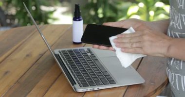 Mobil Akıllı iPhone ile Amazon uygulamasında kulaklık arayan adam