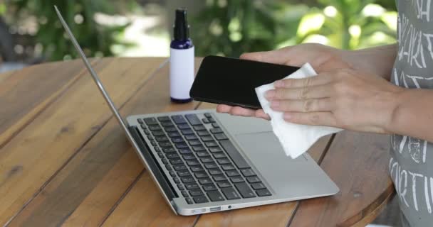 Homem Procurando Fones Ouvido Aplicativo Amazon Com Iphone Inteligente Móvel — Vídeo de Stock