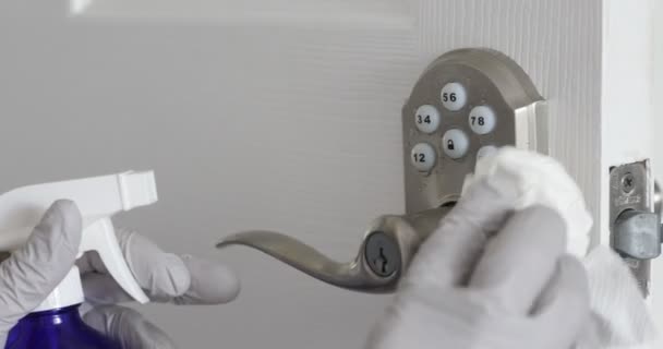 コロナウイルスCovid 19表面にコロナウイルスを殺傷するための抗菌消毒用ワイプでドアノブを拭く防止または組織で公共のバスルームハンドルに触れる — ストック動画