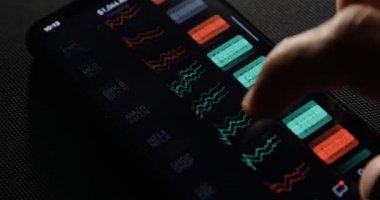 Coronavirus COVID-19 hastalığından sonra ABD borsası düştü. Borsa, çevrimiçi ticaret, borsa alım satım katında telefonla çalışan tüccar. Adam ekrana dokunuyor, döviz piyasası verilerine bakıyor, grafiklere bakıyor. Forex.