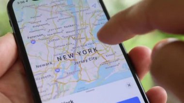 Telefonuyla seyrüsefer uygulaması kullanan ve New York 'ta popüler yerlere seyahat yolları arayan bir adam. Cep telefonu ekranı yakın çekim. Yol Haritası