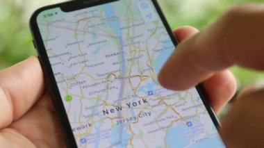 Telefonuyla seyrüsefer uygulaması kullanan ve New York 'ta popüler yerlere seyahat yolları arayan bir adam. Cep telefonu ekranı yakın çekim. Yol Haritası