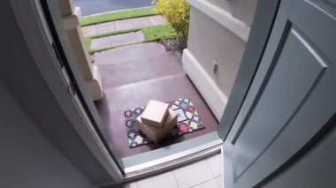 Paket kapının dışında, açılır ve adam açar. Ev Kapısı Adam 'a teslim. Kutuyu alıyor. Yakından, 4K