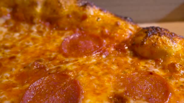 Zbliżenie Pyszny Kawałek Domowej Pieczonej Pizzy Serem Pepperoni — Wideo stockowe