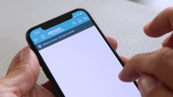Mobil Akıllı Iphone Ile Amazon Uygulamasında Eşyalar Arayan Kadın — Stok video