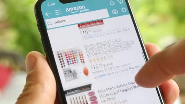 Man Search Słuchawki Aplikacji Amazon Mobile Smart Iphone — Wideo stockowe