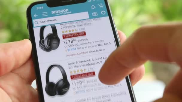 Homme Recherche Casques Sur Amazon App Avec Mobile Smart Iphone — Video