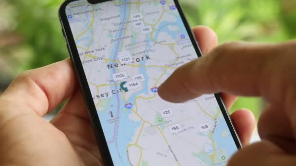 男人使用导航应用程序与他的电话和搜索旅行道路到流行的地方在纽约市 手机屏风特写 路线图 — 图库视频影像