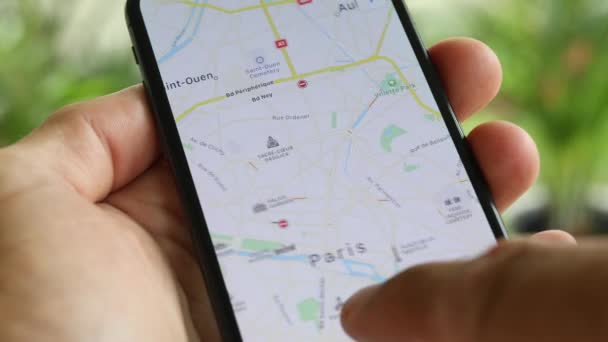 Homme Utilisant Application Navigation Avec Son Téléphone Recherche Routes Voyage — Video