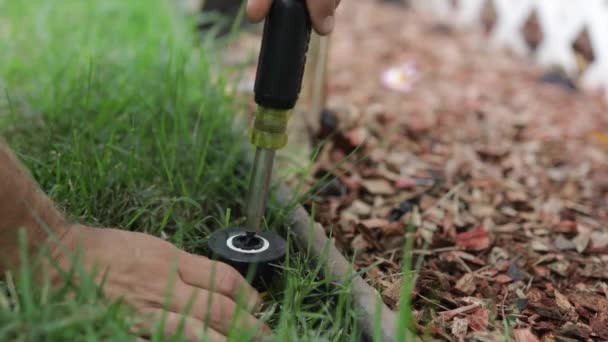 Uomo Idraulico Fissaggio Sprinkler Testa Cortile Grass Field Sprinklers Installazione — Video Stock