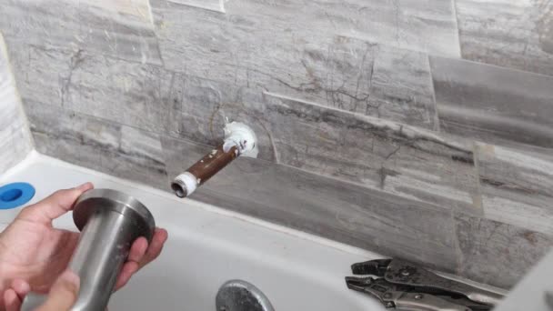 화장실에 수도꼭지를 설치하는 Man Plumber Fixing Leak Shower Bathroom Video — 비디오