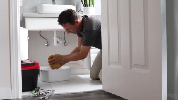 Hombre Casa Limpiando Agua Tubería Que Gotea Baño Hombre Limpia — Vídeos de Stock