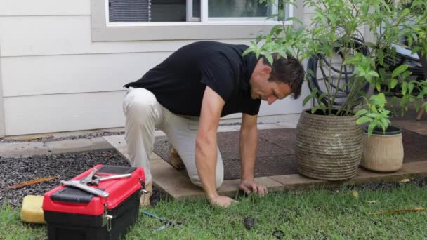 Fontanero Hombre Fijación Cabeza Rociador Patio Trasero Instalación Aspersores Campo — Vídeo de stock