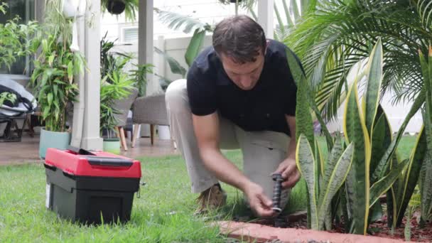 Fontanero Hombre Fijación Cabeza Rociador Patio Trasero Instalación Aspersores Campo — Vídeos de Stock