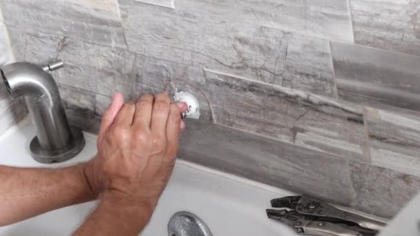 配管工はシャワーを固定する 労働者は浴室でシャワーを修理する 男の配管工が浴室のシャワーで漏れを修正 4Kビデオ — ストック動画