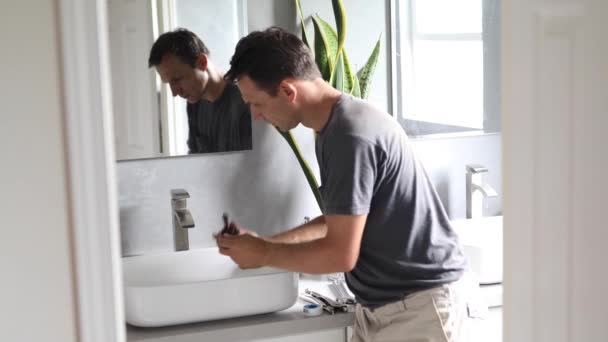 Encanador Trabalhando Dissipador Banheiro Encanador Com Ferramentas Casa Banho Encanamento — Vídeo de Stock