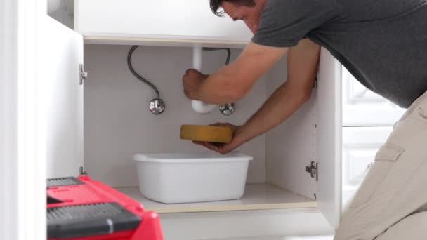 Man Thuis Mopping Water Uit Lekkende Pijp Badkamer Man Veegt — Stockvideo