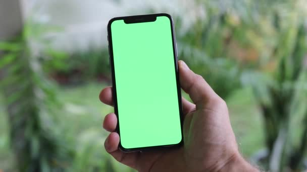 Hombre Mirando Teléfono Inteligente Con Pantalla Verde Clave Croma Hombre — Vídeo de stock