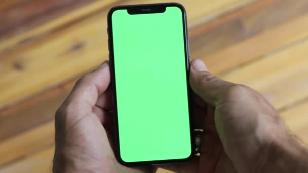 Человек Смотрящий Смартфон Зеленым Цветовым Экраном Человек Использующий Смартфон Смотреть — стоковое видео