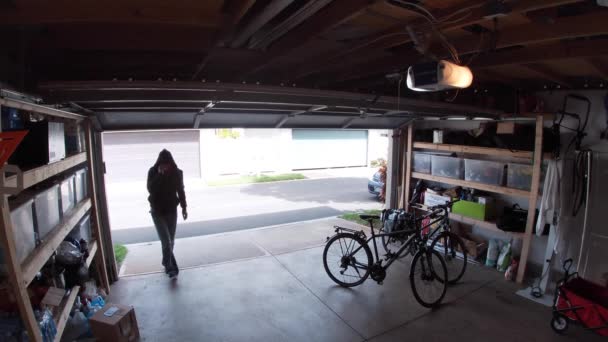 ガレージから自転車を盗んだ男の防犯カメラ映像 ガレージから自転車を盗む人 監視カメラのビュー — ストック動画