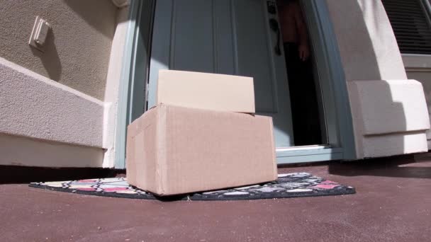 ドアの外のマットにパッケージを開き 男が拾う 自宅で配達ドアマンピックアップボックスを閉じる — ストック動画