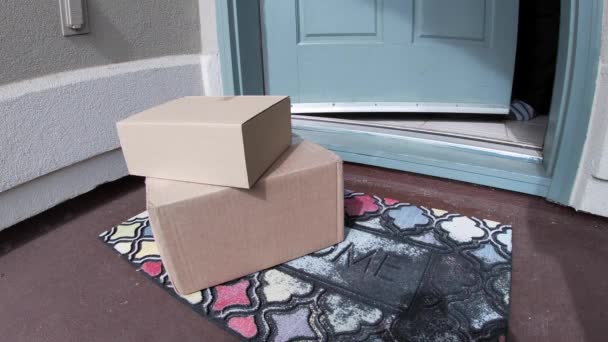 Paket Auf Matte Vor Der Tür Das Sich Öffnet Und — Stockvideo