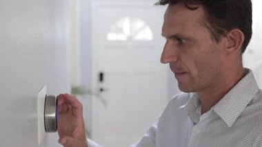 Slow Motion Man, Smart Termostat Gadget 'ı ayarlıyor. AC sistemi