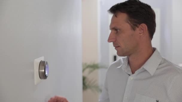 Mann Stellt Smart Thermostat Gadget Hause Ein Klimaanlage — Stockvideo