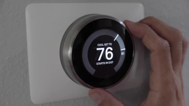 Homem Ajustando Gadget Termostato Inteligente Casa — Vídeo de Stock