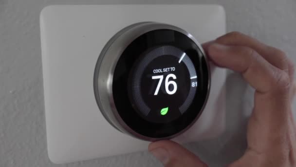 Άνθρωπος Που Ρυθμίζει Έξυπνο Gadget Thermostat Στο Σπίτι — Αρχείο Βίντεο